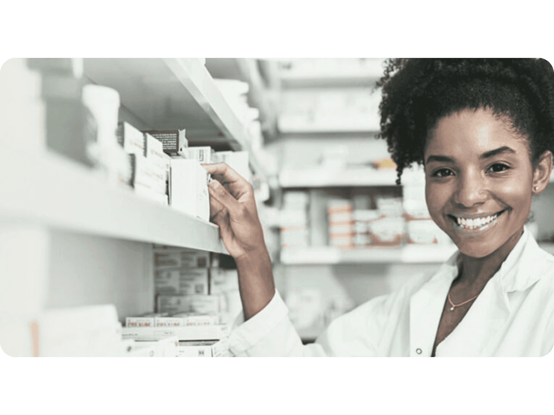 Apothekerin steht lächelnd vor einem Medikamente Regal